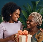 Deux femmes souriantes autour d'un cadeau